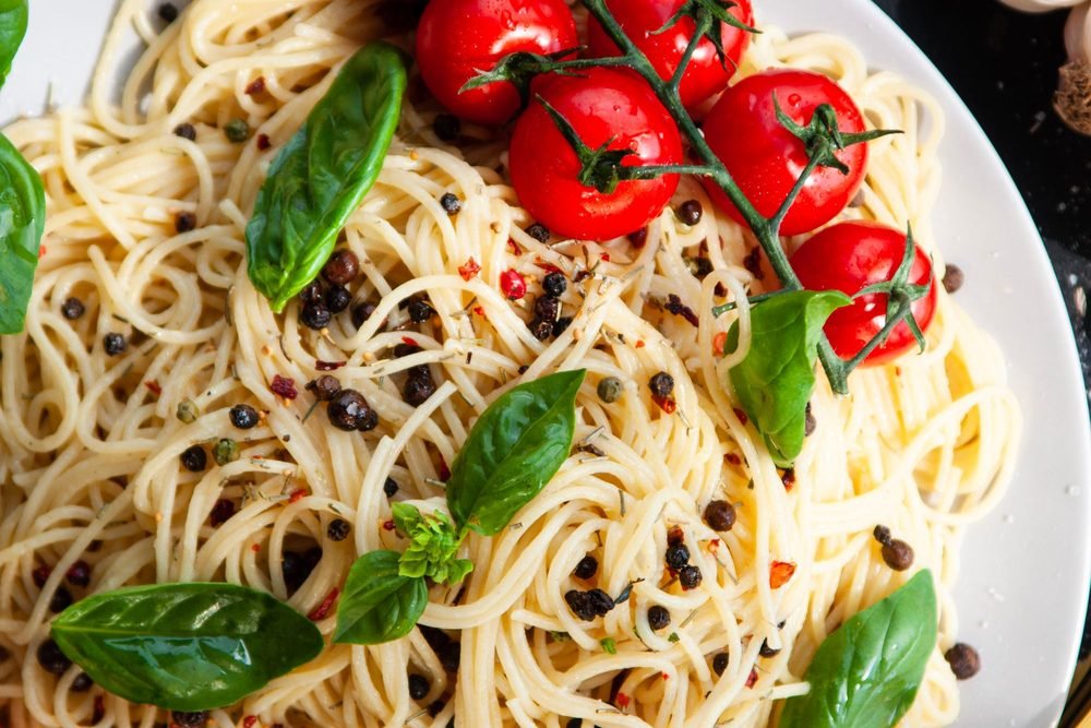 Spaghetti with cherry tomatoes and fresh basil